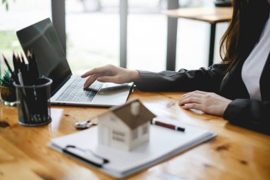 İş adamları araştırma yapmak için bir şirkette evrak işlerini görüşmek için toplandılar. İşbirliği yapan bir grup şirket kavramı.