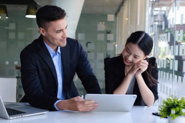 Ticari başarısı için verilen ödülden mutlu bir ekiple işe başlıyoruz. Başarı ve İş Hedefi Başarı Konsepti