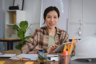 Tablet üzerinde çalışan ve 3D modeliyle tartışan bir ortakla proje için mühendis ya da mimar toplantısı. İnşaat konsepti.