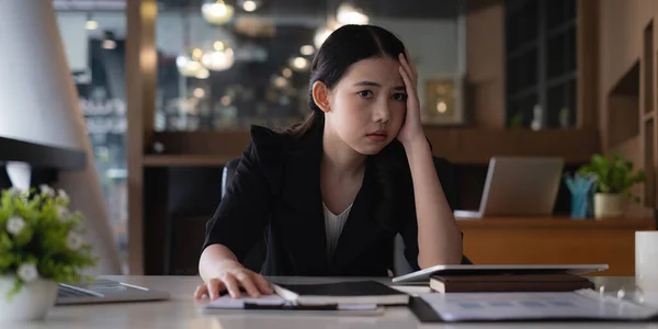 Frustrado estressado empresário ou contador sentado em um escritório porque covid-19 decepcionou. — Fotografia de Stock