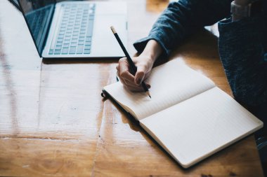 Öğrenci evde dizüstü bilgisayardan online ders alıyor. E-öğrenme, çevrimiçi, eğitim ve internet sosyal mesafesi COVID-19 virüs kavramından koruma