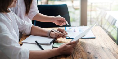 Yatırım kararı vermek için dijital tablet yazılımıyla iki İş kadını kıdemli veri analiz teknolojisi