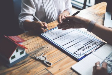 Business Woman 'ın ev satın almak için anlaşma imzalamasını kapatın. Banka müdürü ve emlak konsepti