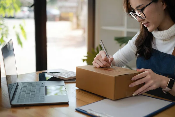 Geschäftsinhaber schreiben Adresse, bevor sie an Kunden senden. Erfolgreiches Konzept für KMU-Unternehmer — Stockfoto