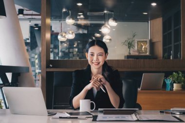 İş kadını şirket bütçesini denetliyor. Vergi bilgileri muhasebeciler tarafından hesaplanır