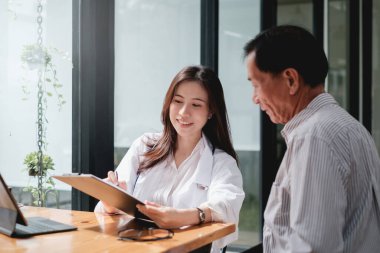 Yetişkin bir erkek, sağlığı ve gelecekteki planları hakkında tıbbi tavsiye ister. Sağlık ve Tıp Konsepti