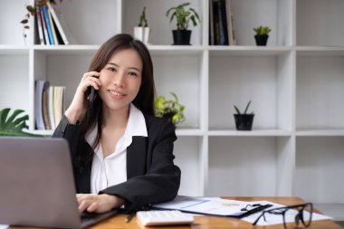 Sigorta acentesi yaşlılara sağlık sigortası hayat planını cep telefonuyla sunar ve açıklar