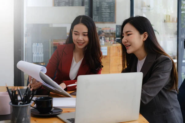 사업 팀 이 함께 일하고 기술적 가격 그래프와 지표를 분석하는 훈련을 합니다. 도표와 주식 거래 컴퓨터 화면. — 스톡 사진