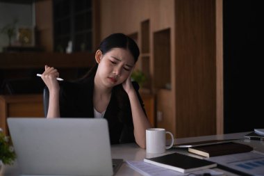 Hüsrana uğramış iş sahibi ya da muhasebeci bir ofiste oturuyor çünkü Covid-19 hayal kırıklığına uğrattı..