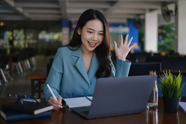 Ázsiai üzletasszony laptoppal beszél kollégáival, hogy eligazítsa az üzleti tervet videóhívásban. a finanszírozási alap befektetési koncepciója — Stock Fotó
