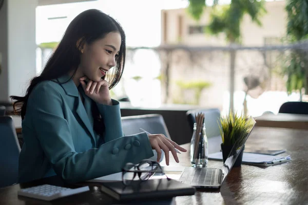 아시아 사업가인 그녀는 노트북을 사용하여 사업 계획서를 발표하기 위해 동료들 과 대화를 나눈다. 자금 투자 개념. — 스톡 사진
