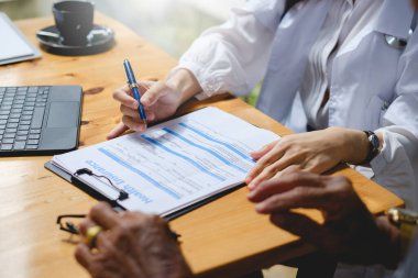 Doktor, sağlık ve sağlık hizmetlerini açıkla. Yetişkin bir adam sağlık ve gelecek planları hakkında tıbbi danışmanlık ister..