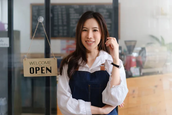 Dueño de una cafetería asiática en una cafetería. Propietario de la pequeña empresa y puesta en marcha en concepto de cafetería. —  Fotos de Stock