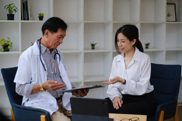 Een vrouw vraagt medisch advies over haar gezondheid en toekomstplannen. Dokter legt uit Gezondheidszorg en medisch concept. — Stockfoto