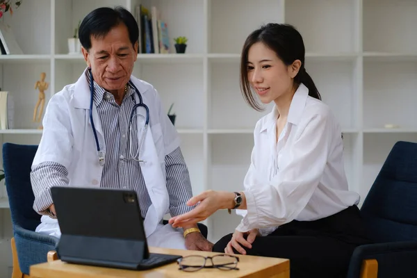 Doctor explain Healthcare and medical. A woman seeks medical advice about her health and future plans. — Stock Photo, Image