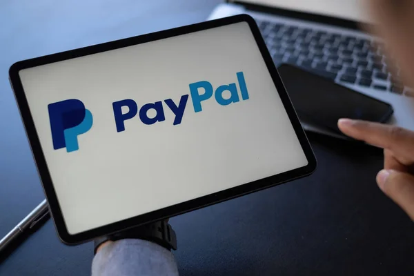 CHIANG MAI, THAILAND - 29 NOV 2021: Homem usando Ipad com logotipo paypal na tela. PayPal é um sistema de pagamento online em todo o mundo e uma das formas mais populares de fazer o pagamento na Internet. — Fotografia de Stock