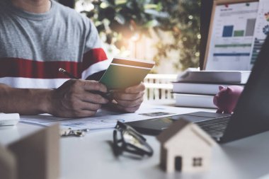 Banka tasarruf hesabı tutan ve konut faturası, hesap ya da tasarruf ya da sigorta kavramı hesaplayan bir işadamı.