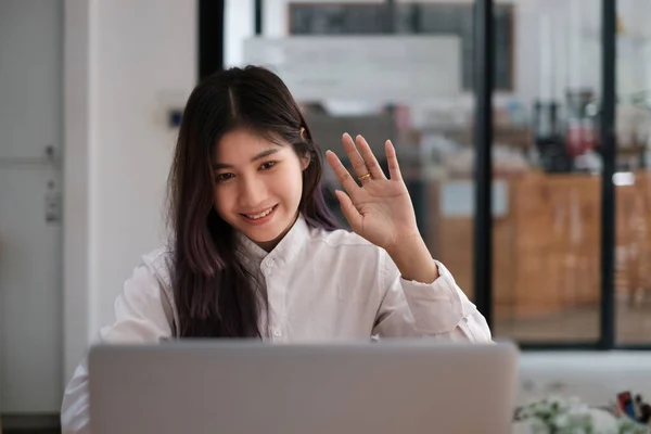 Glada unga asiatiska kvinna som använder bärbar dator hemma. Studenten kvinna i vardagsrummet. online lärande, studier, näthandel, frilans, asean koncept — Stockfoto