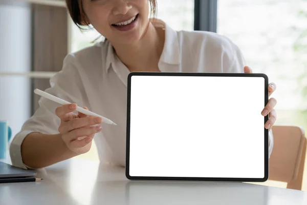Obchodní žena držící digitální tablet. Prázdná obrazovka pro vaši reklamu — Stock fotografie