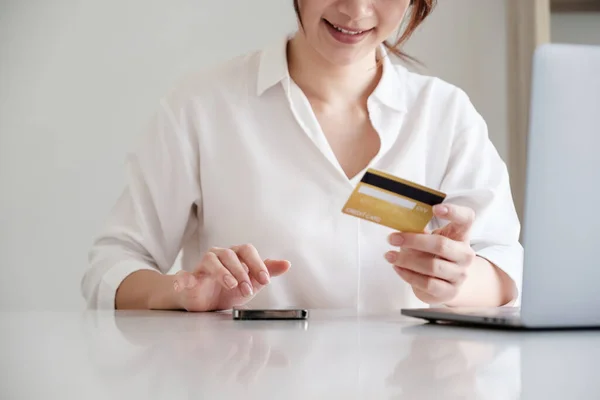 Жінка використовує онлайн-банкінг для оплати рахунку за кредитними картками. онлайн концепція оплати . — стокове фото