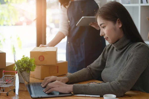 Freelance asiatische Frau aufgeregt, während haben Bestellung von Kunden und die Arbeit mit Box für den Versand zu Hause. Start-up und KMU-Konzept. — Stockfoto