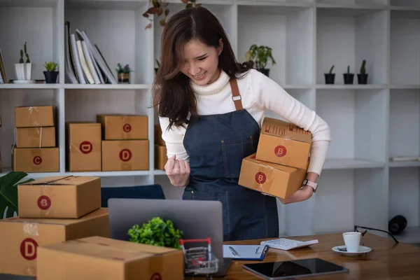 Mujer asiática independiente emocionada mientras tiene orden del cliente y trabaja con la caja para el envío en su casa. Inicio y concepto PYME — Foto de Stock