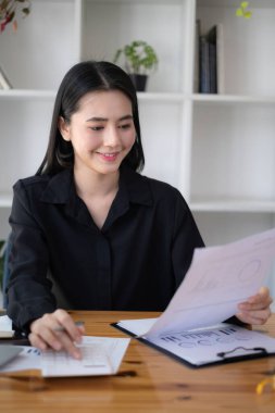 İş kadını, teknik fiyat grafiğini ve göstergesini analiz etmeye çalışıyor. Hesap ya da tasarruf parası ya da sigorta kavramı.