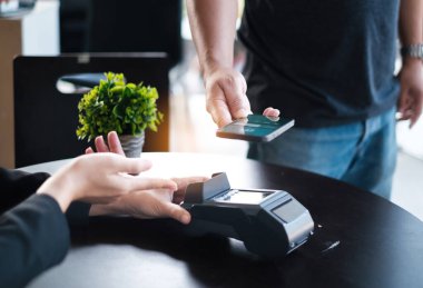 Modern adam akıllı telefondan online destek uygulaması ile sigorta ya da ev faturası ödüyor. NFC teknolojisi üzerinden ödeme kabul ediliyor.