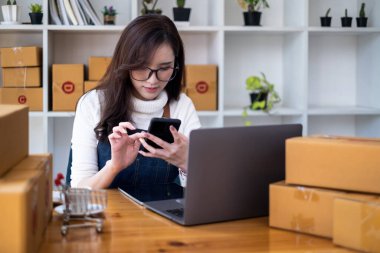 İş sahibi, paket ürünlerinden önce cep telefonuyla konuşan müşterilere gönderilecek adresi doğruladı. Başarılı KME girişimci kavramı.