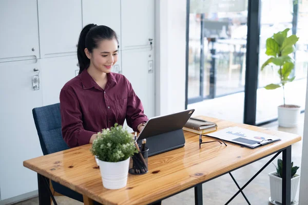 Mutlu İş Kadını, teknik fiyat grafiği ve göstergesini analiz etmeye ve ofiste dijital tablet kullanmaya çalışıyor. — Stok fotoğraf