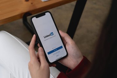 CHIANG MAI, THAILAND: 08 Aralık 2021: telefon ekranında logo bağlantısı. LinkedIn, iş bağlantılarının kurulması ve aranması için bir sosyal ağdır. 2002 yılında kurulmuştur..