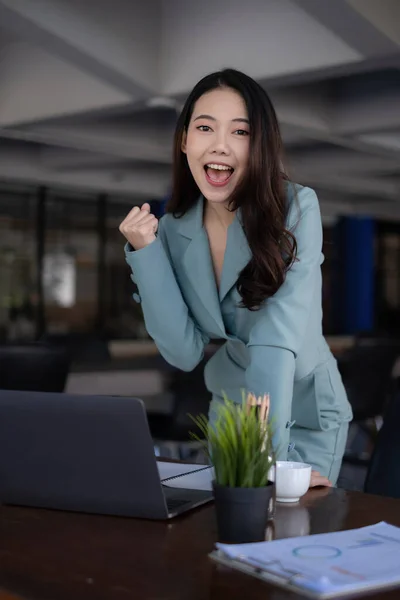 Ενθουσιασμένη Ασιάτισσα επιχειρηματίας και γιορτάζει την επιτυχία και την βιντεοκλήση με την επιχειρηματική της ομάδα. Χρηματοοικονομική, φορολογία, ταμείο, έννοια λογαριασμού. — Φωτογραφία Αρχείου
