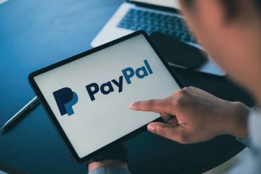 CHIANG MAI, THAILAND - 13 ARALIK 2021: PayPal dünya çapında bir çevrimiçi ödeme sistemidir ve internette ödeme yapmanın en popüler yollarından biridir.