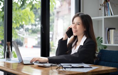 Sigorta acentesi yaşlılara sağlık sigortası hayat planını cep telefonuyla sunar ve açıklar.