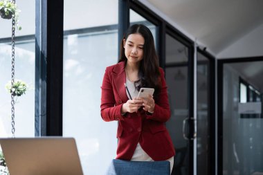 İş kadını ofisteki dizüstü bilgisayarla çevrimiçi brifingde görüntülü konuşma yapıyor.