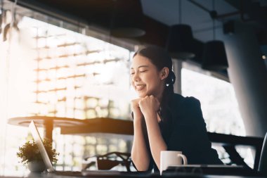 Ürün satıldığında heyecanlanan Asyalı genç bir bayan. Tablette alışveriş uygulaması kullanan bir kadın. çevrimiçi alışveriş kavramı.