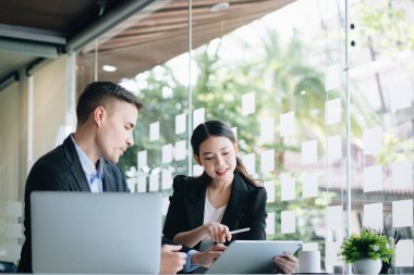 Çok ırklı iş adamları, önümüzdeki yıl için şirketin pazar planını tartışmak üzere toplandılar. Takım çalışması Birliktelik Konsepti.