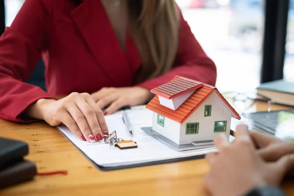 Zamknij Biznes kobieta daje klucz do domu po podpisaniu umowy na zakup domu. Zarządzanie bankiem i koncepcja nieruchomości. — Zdjęcie stockowe