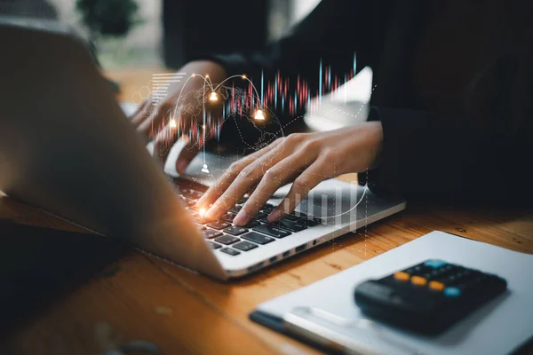 Business Woman dizüstü bilgisayarını kapatın ve metaevrendeki dijital varlıkları araştırın. Fintech, kripto para birimi, DeFi, Kazık, Blok zinciri, dijital varlık kavramı.