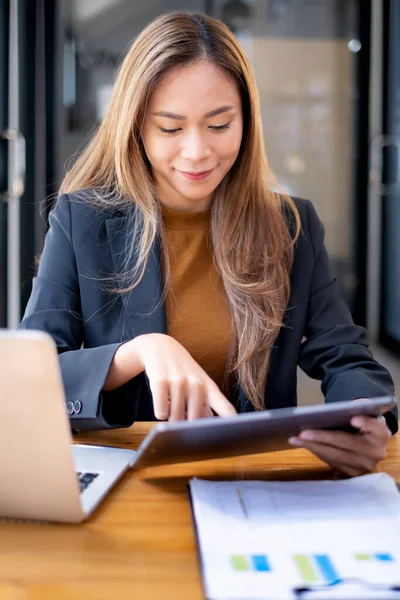 Business Finance and Accounting Concept (em inglês). Mulher de negócios usando aplicativo de segurança no tablet para proteger seu dinheiro. — Fotografia de Stock