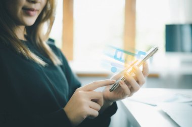 Sanal dijital varlık ve metaevren simgesi ile ödeme yapmak üzere çevrimiçi alışveriş uygulaması ve doldurma numarası için kredi kartı yazmaktan hoşlanan kadınlar.