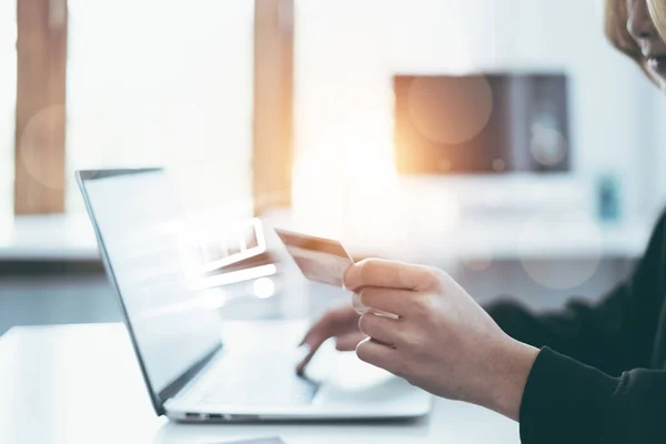 Mujer disfrutar con la aplicación de compras en línea y escribir la tarjeta de crédito para el número de relleno para el pago con activos digitales virtuales y el icono de metáfora en la pantalla. — Foto de Stock