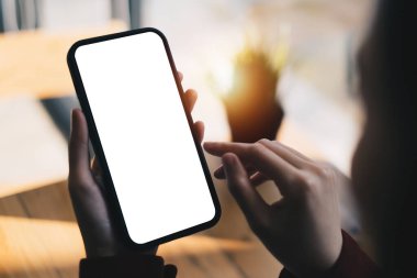 Cep telefonu ekranı gösteren bir kadın. Reklamınız için boş ekran.