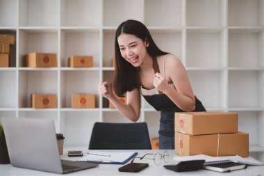 İşyeri sahibi internetten sipariş verince heyecanlanıyor. Başarılı KME girişimci kavramı.