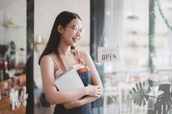 Retrato de mujer barista café propietario sonrisa mientras que la cafetería abierta. Empresario PYME vendedor concepto de negocio. — Foto de Stock