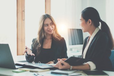 Fon yöneticileri takım danışmanlığı ve kağıt işleriyle yatırım borsasının analizi hakkında tartışmak. İş finansmanı ve vergi kavramı.