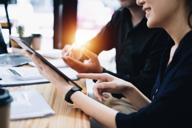 Fon yöneticileri takım danışmanlığı ve dijital tablet üzerinden yatırım borsası analizi hakkında tartışmalar.
