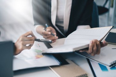 Şirketteki toplantı odasında iş ekibi denetçisine danışmanlık bütçesi. Hesap ve Rüşvet Karşıtı konsepti.