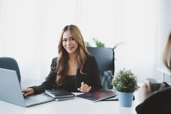 Emocionado mujer de negocios asiática y celebrando el éxito y videollamada con su equipo de negocios. Finanzas, impuestos, fondos, concepto de cuenta. —  Fotos de Stock