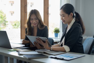 Şirketteki toplantı odasında iş ekibi denetçisine danışmanlık bütçesi. Hesap ve Rüşvet Karşıtı konsepti.
